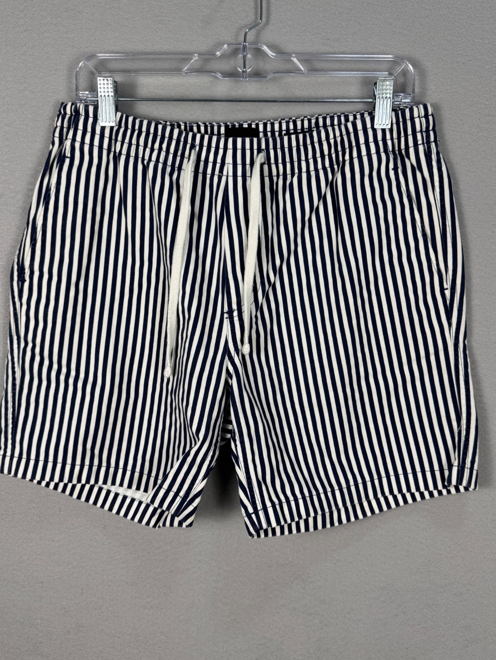 H&M White Men Size 33 Relaxed Fit Striped Shorts